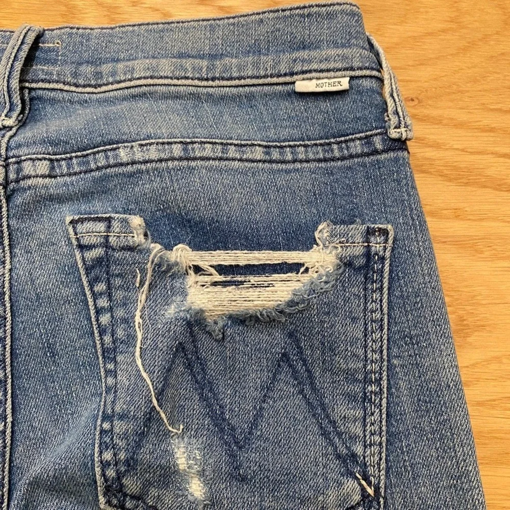 MOTHER The Rascal Ankle Chew Jeans Learning to Hula Distressed Straight Crop 26